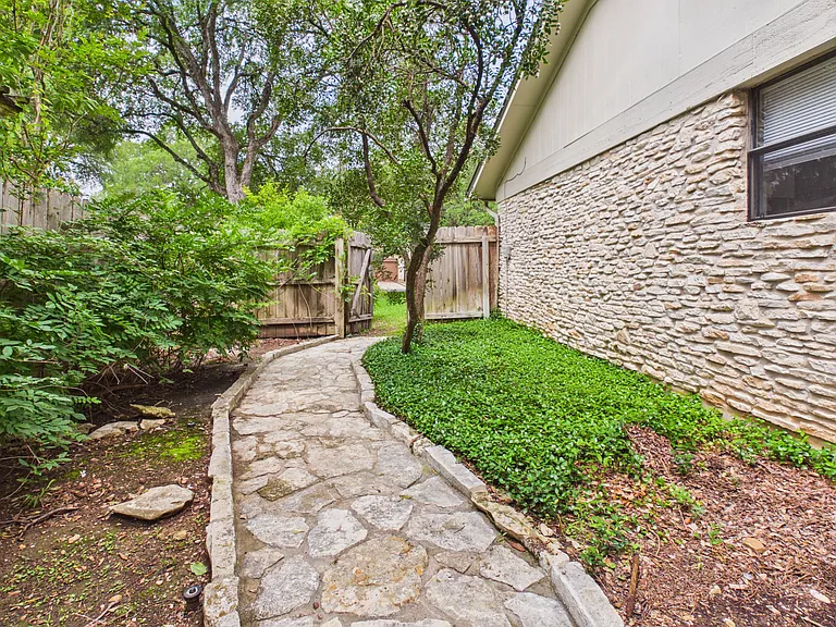 4409 Twisted Tree Dr — Photo 28