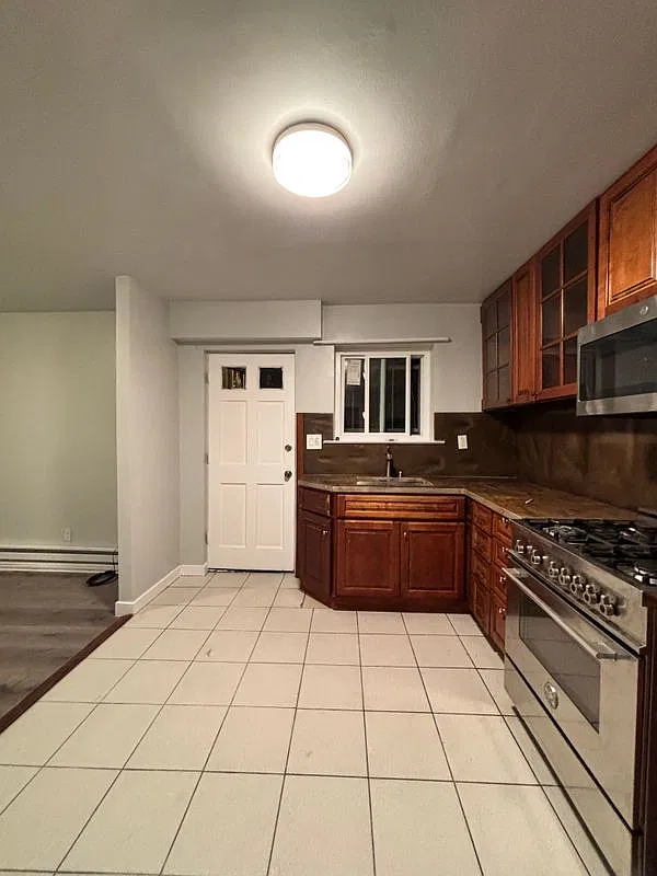 2 bed, 1.0 bath, 800 sqft, $2,400 — Photo 3