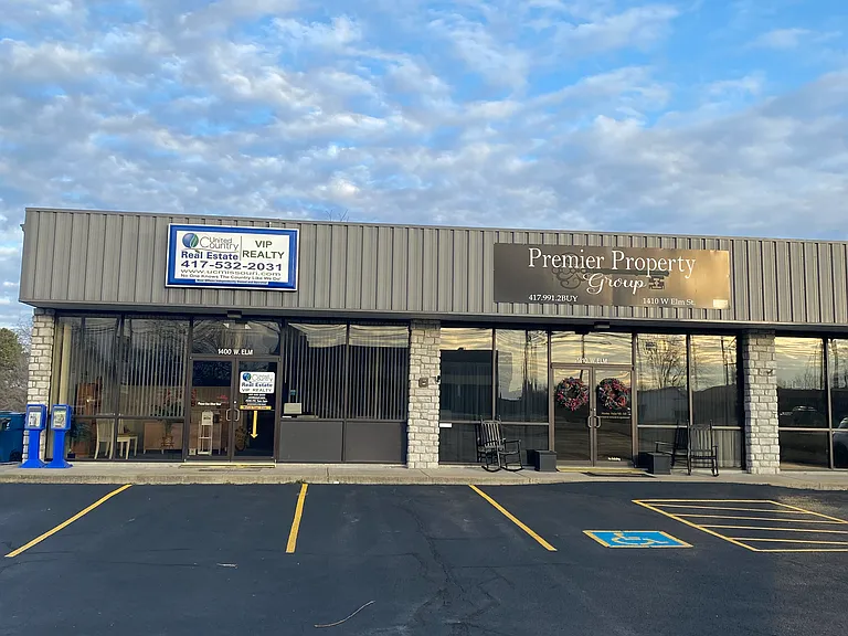 1400 W Elm St — Photo 1