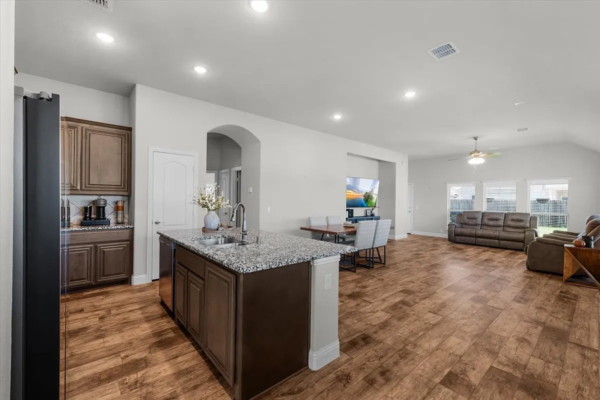 4 bed, 1840 sqft, $2,900 — Photo 4