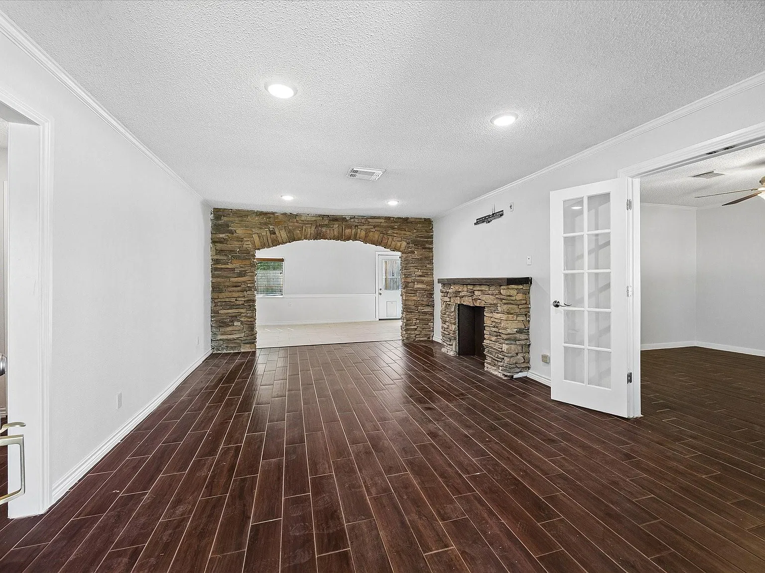 3 bed, 1.0 bath, 1383 sqft, $2,495 — Photo 3