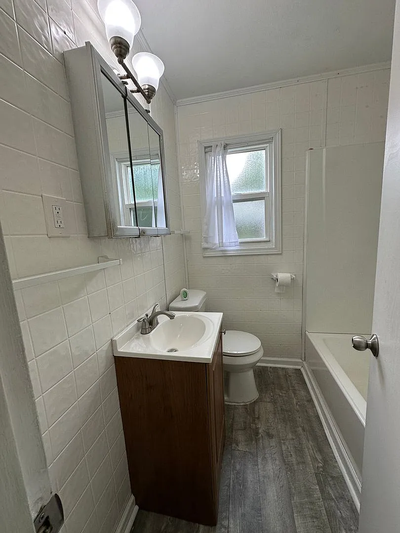 Charming 3-Bedroom Bungalow with Carport in Oak Ridge — Photo 3