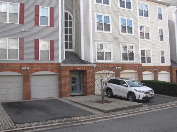 249 S Pickett St #48, Alexandria, VA 22304