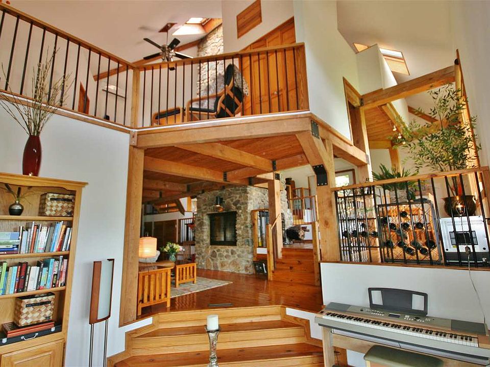 2nd image of 6 Fortunes Ridge Dr
