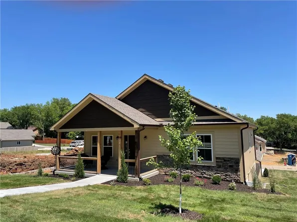 8447 Ottawa St, De Soto, KS 66018