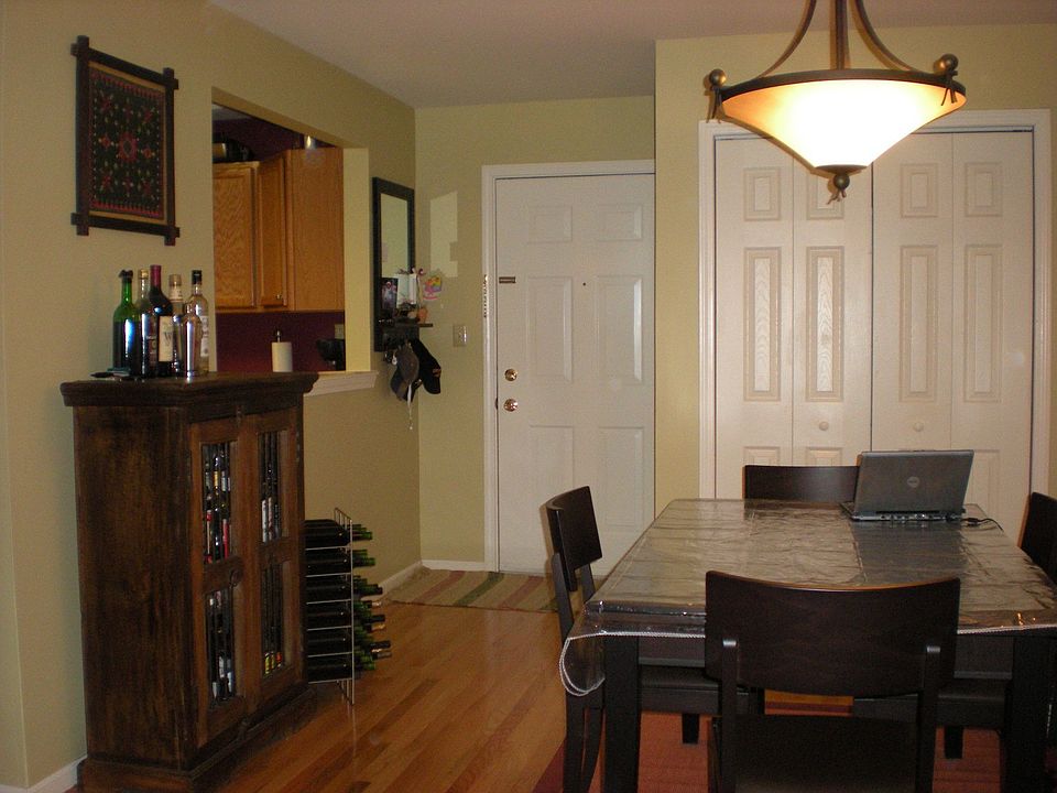 Foyer/ Dining Area