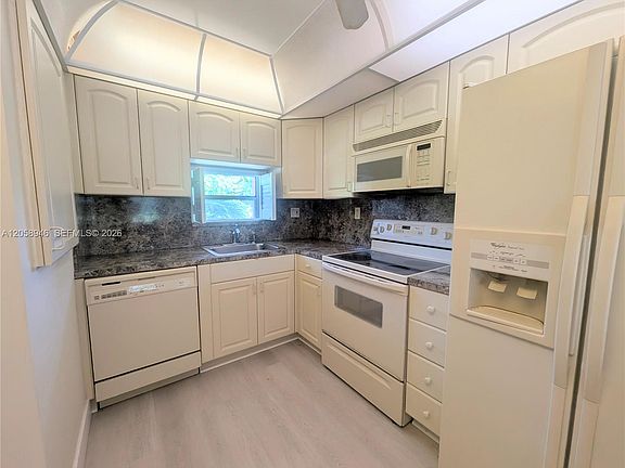 5th image of 820 S Hollybrook Dr APT 303