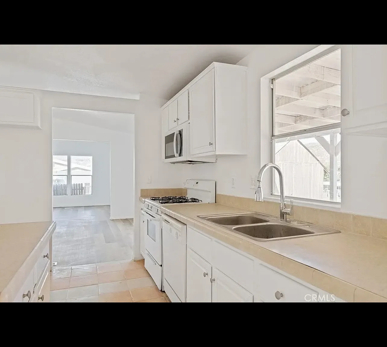 4 bed, 2.5 bath, 2640 sqft, $3,100 — Photo 4