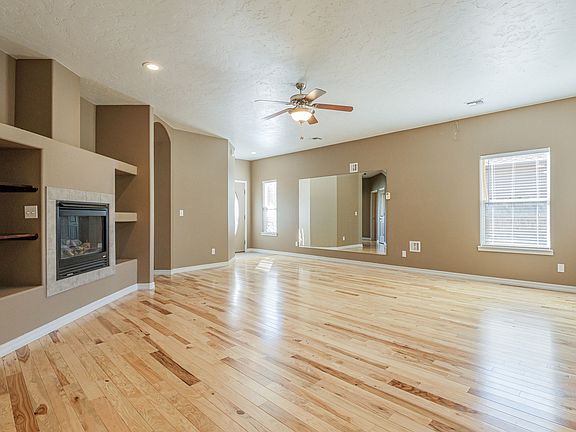 4th image of 461 Chatfield Dr