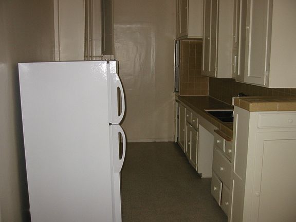 4th image of 251 S Mariposa Ave APT 200