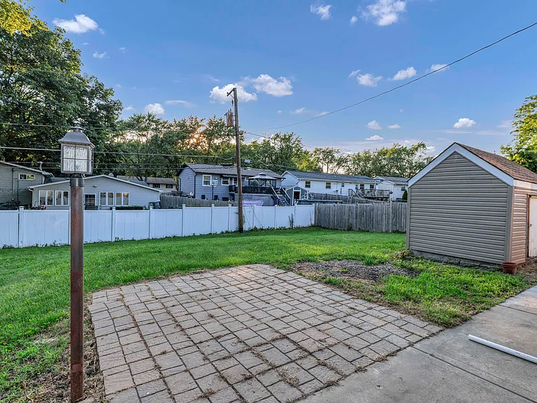 Glenwood Ln — Photo 16