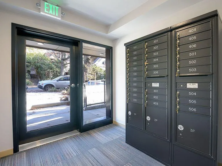 Entry with mail room