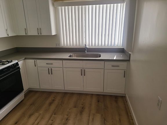 3rd image of 831-833 E Ocean Blvd #3