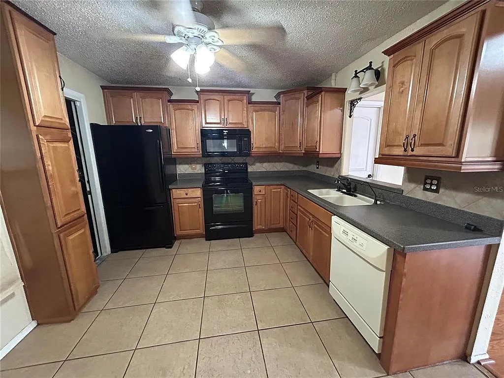 3 bed, 2.0 bath, 1291 sqft, $2,400 — Photo 2