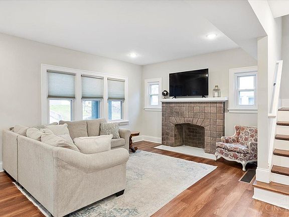 3rd image of 3972 Warwick Ave