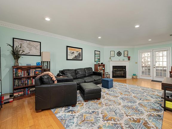 4th image of 300 Bartlett Ln