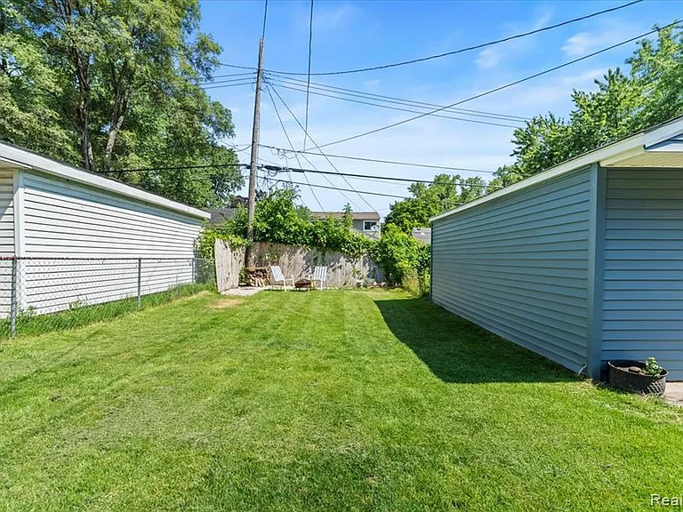 136 W Mapledale Ave — Photo 14