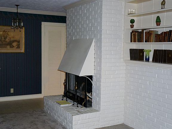 5th image of 221 Mimosa Ln