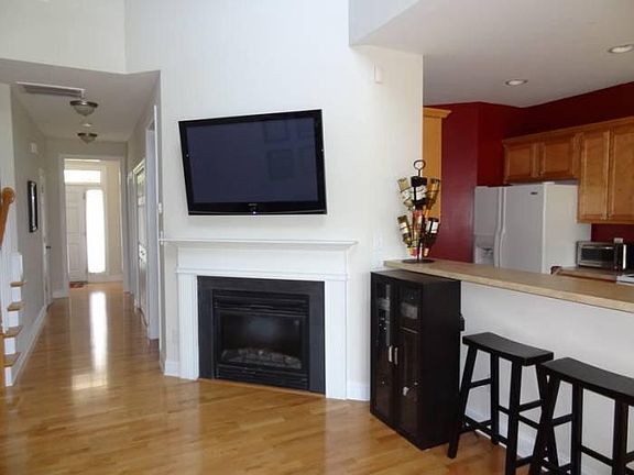 Living: 50" HDTV included