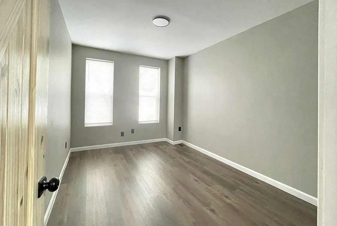 2122 Moore St — Photo 4