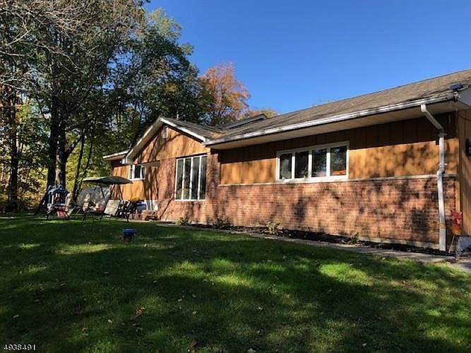 1st image of 5 Fox Croft Dr