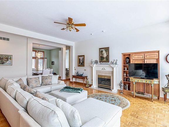 5th image of 3695 W Franklin St