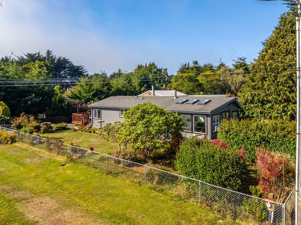 775 10th St SE, Bandon, OR 97411