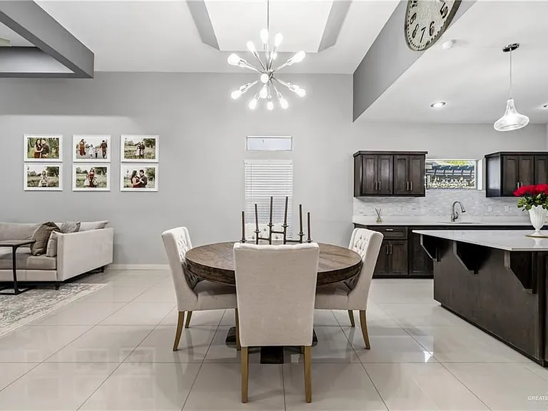 921 Casa Blanca — Photo 8