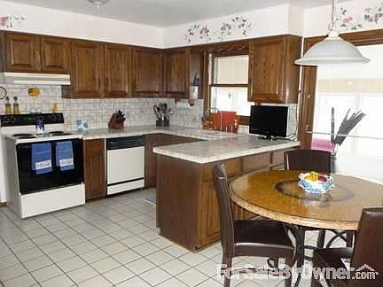 Kitchen
						:
						With eat in area