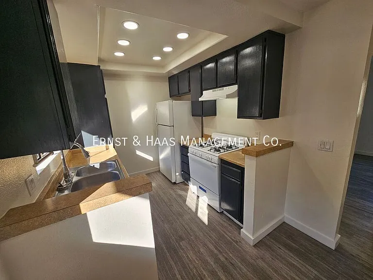 411 W 4th St #3 — Photo 8