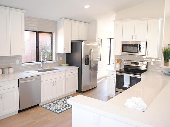 Massive Eat Up Bar Easily Holds 6-8