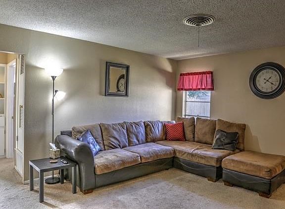 ~Spacious Living With newly Installed Carpet!~