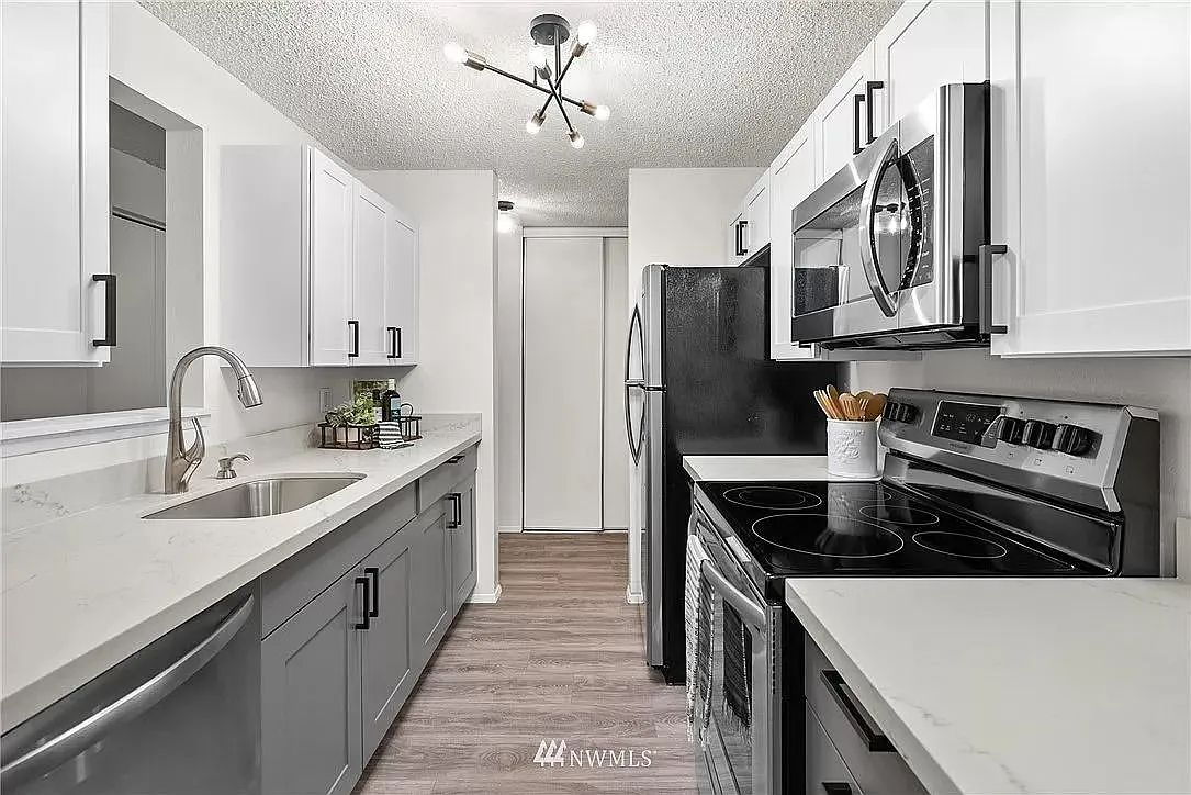 4601 Grandview Dr W — Photo 2