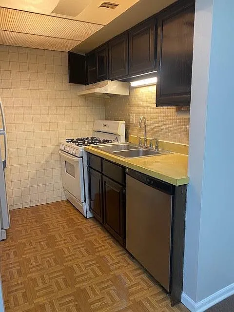 2 bed, 1.5 bath, 1000 sqft, $1,590 — Photo 3