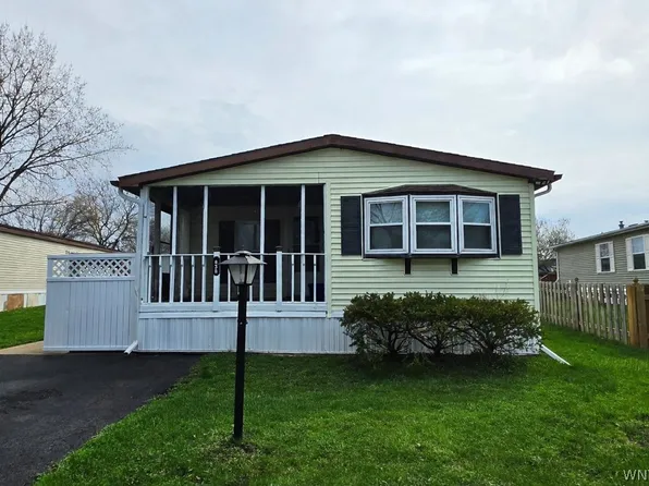 438 Chestnut Dr, Lockport, NY 14094