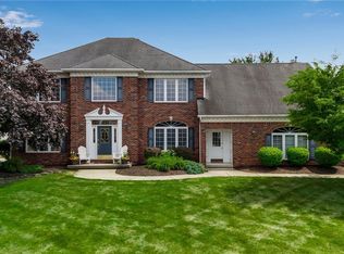 8145 Oak Leaf Ln, Williamsville, NY 14221