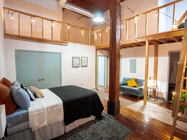 Spacious Comfortable Bedroom