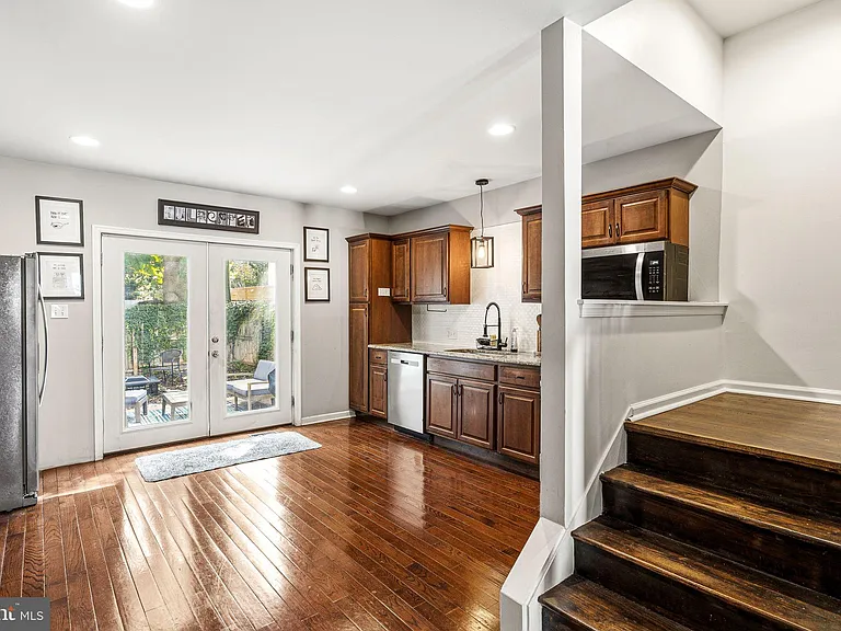 208 W Wildey St — Photo 2