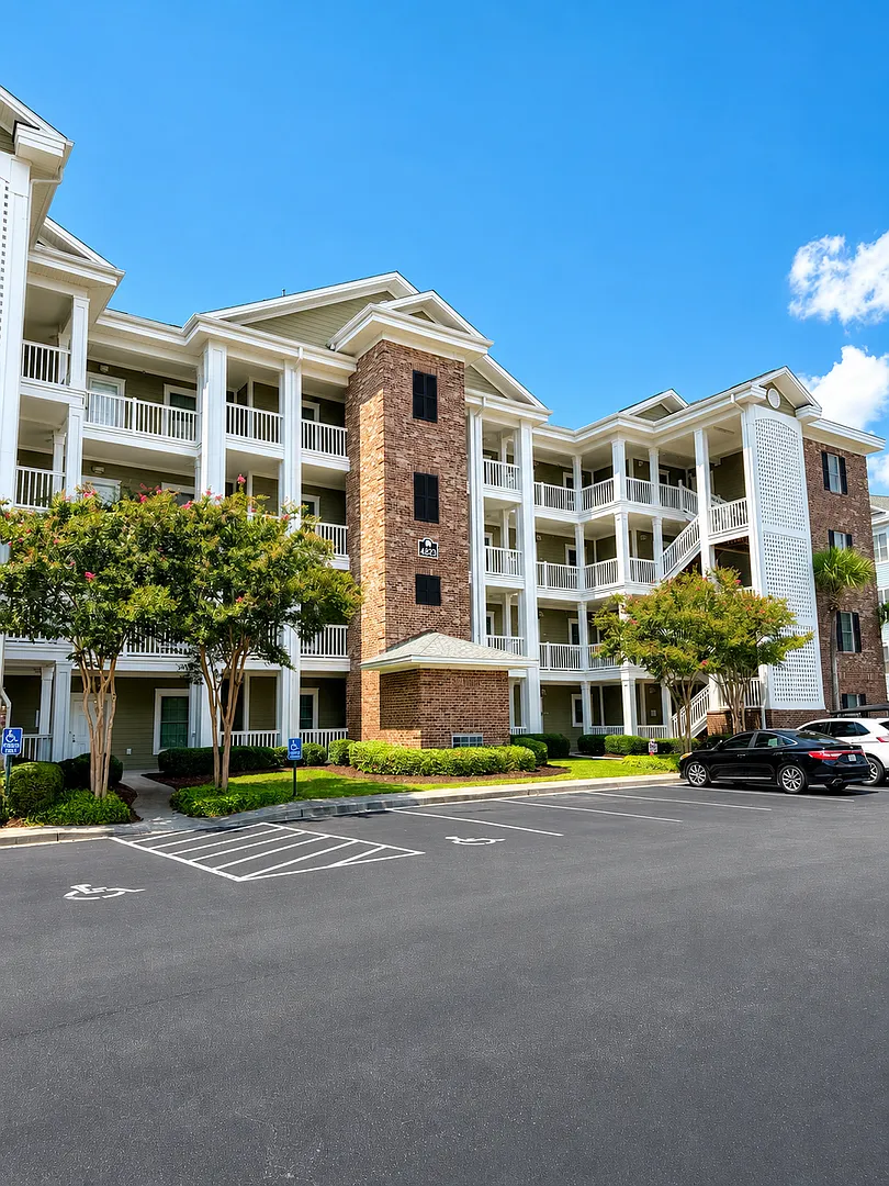 Beautiful Lakefront 3-Bedroom Condo Near the Beach — Photo 2