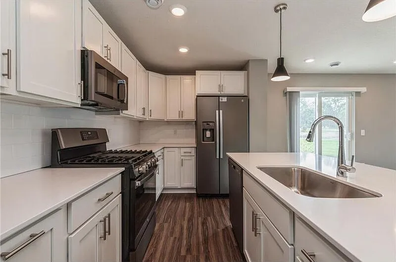 3 bed, 3.0 bath, 1800 sqft, $2,550 — Photo 2