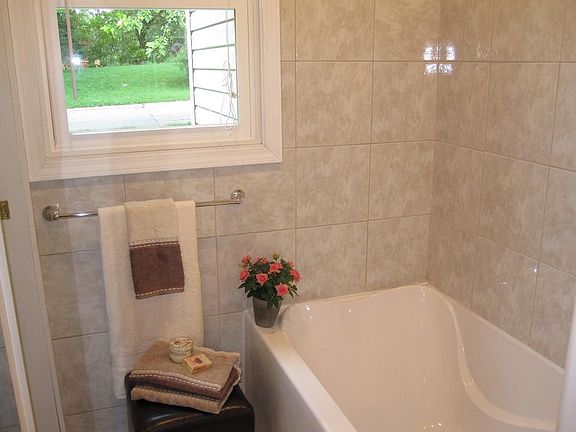 2nd image of 708 Bellevue Blvd S