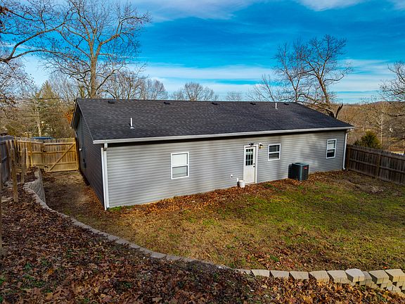 3rd image of 1907 Lakeview Drive