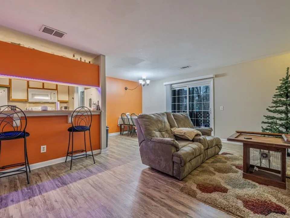 220 Elm St #623