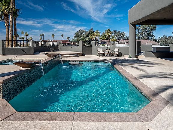 Sparkling Pool w/ Spill Pots