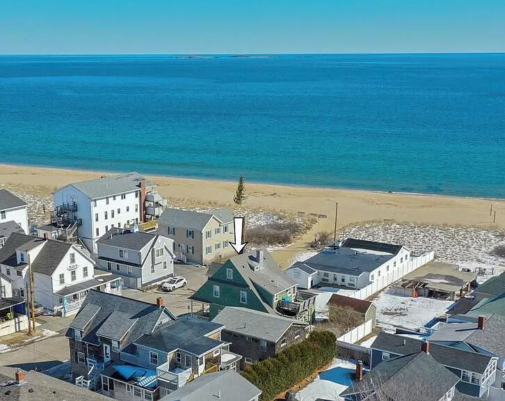 Location of house close to beach entrance