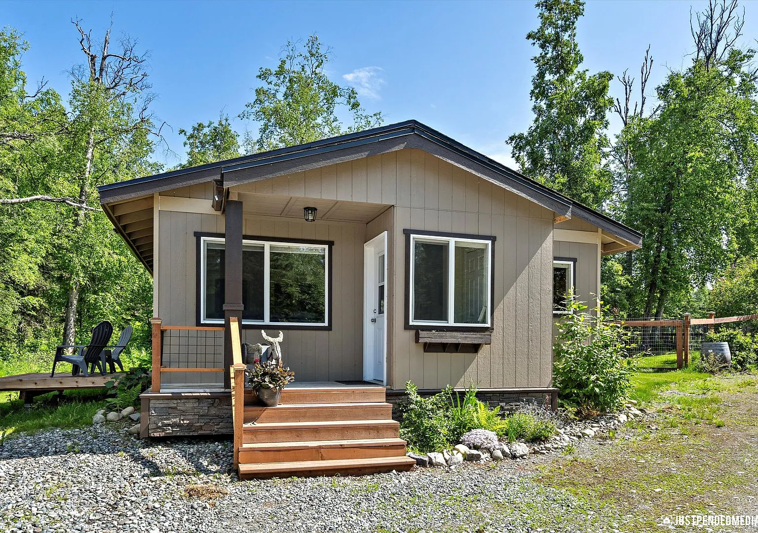 Cute 1 Bedroom + 1 Bathroom W/ Office - Utilities Included & Fully Furnished! — Photo 2