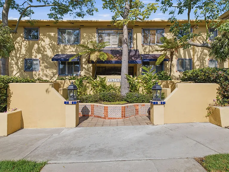1615 N Laurel Ave #214 — Photo 1