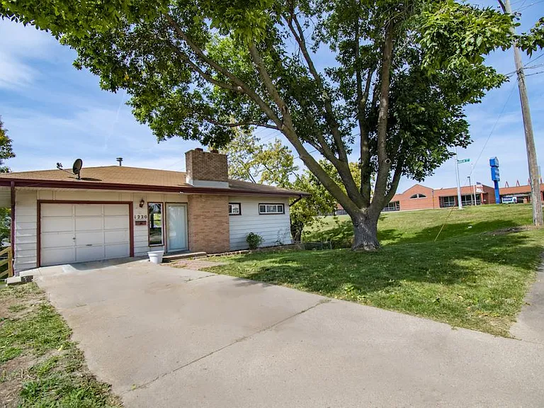 1220 Hillcrest Dr — Photo 28