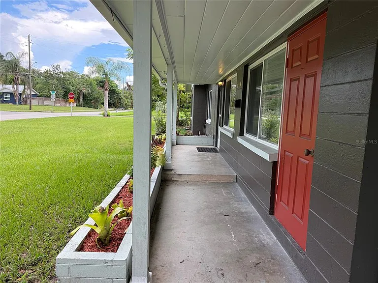 710 Winthrop Pl — Photo 2
