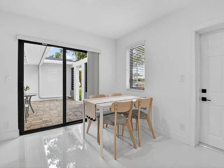 513 Lindell Blvd — Photo 12